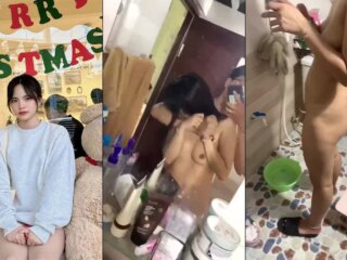 Clip: Bất ngờ mở cửa vào tắm chung với cô bạn thân